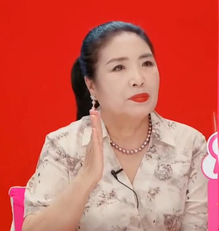 董璇妈妈这个人，
她哪哪都好，
但她有个很严重的问题，一直改不掉，那就是她太传统