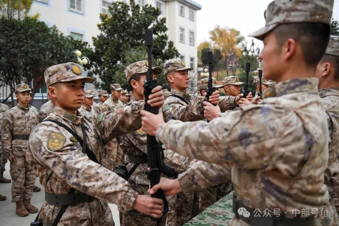 新兵授枪（中部号角） 