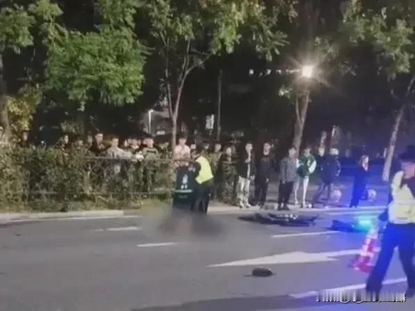 “太可怕！”在浙江义乌，有一群人在南山公园附近疯狂飙车。接到报警后，民警迅速带人