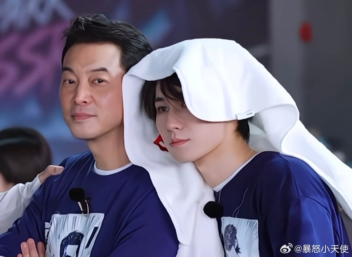 张真源沙溢师徒互换身份 张真源和沙溢互换身份后，两个人一起跳舞的画面真的太有爱了