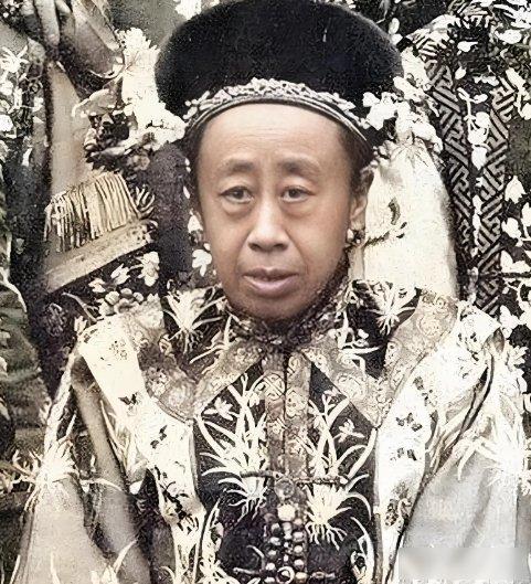 清朝时期，慈禧召见恭亲王奕䜣议事，只见慈禧脸上顿时闪过一丝怪异的表情。没想到第二