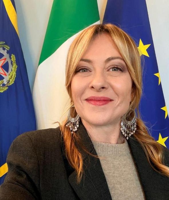 意大利总理梅洛尼今天就西班牙可能被暂停北约成员资格一事表态：“北约必须保持团结，