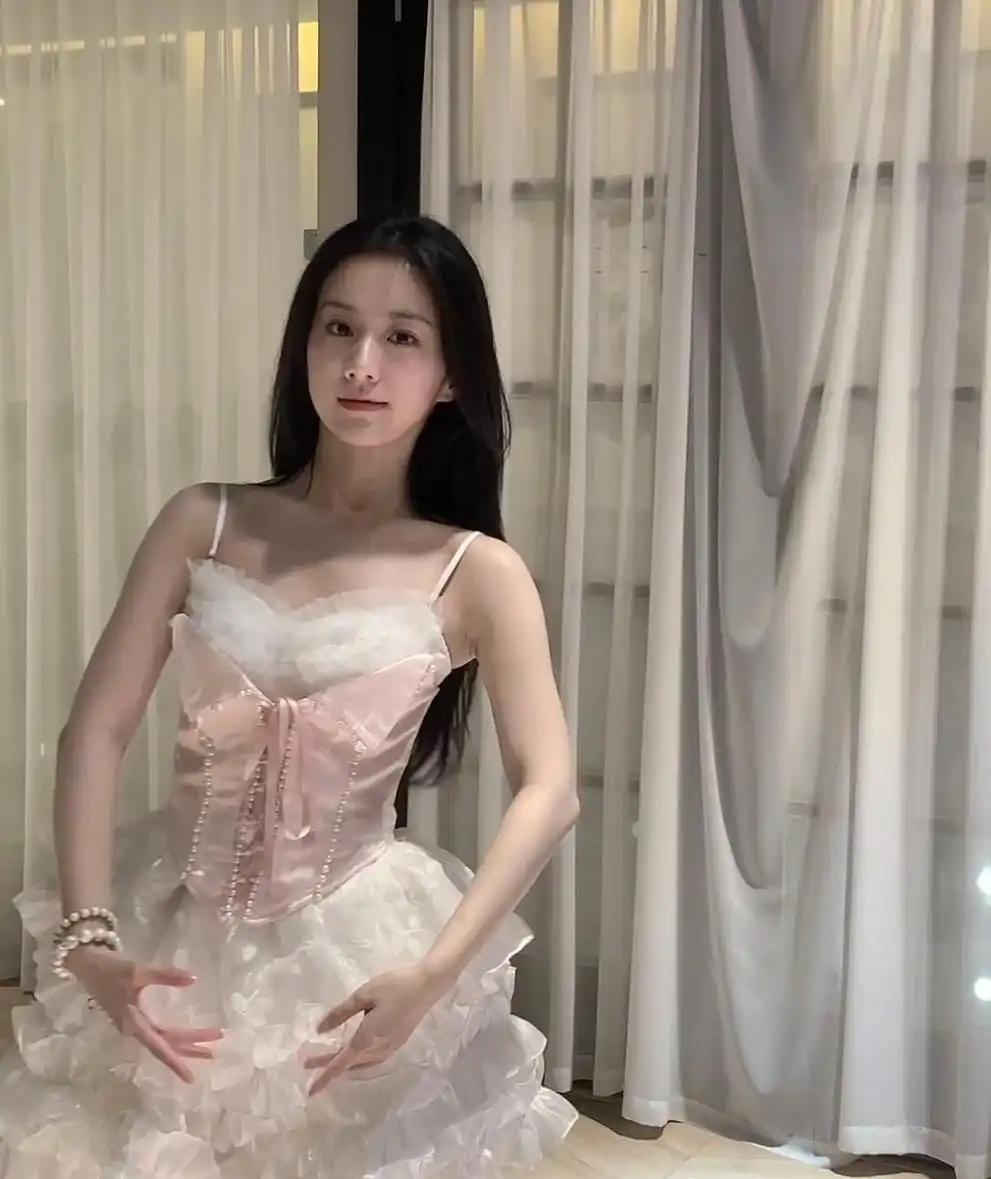 包上恩着白蕾丝裙，灵动娇俏尽显少女甜柔模样！ ​​​