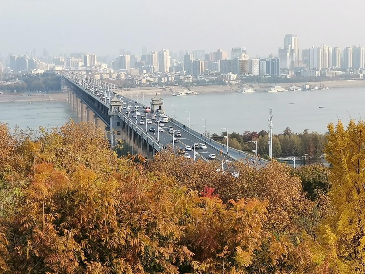 晒晒武汉的城市风光这是本作者前些天去武汉市汉阳区长江之滨武汉三大名胜之一的晴川阁