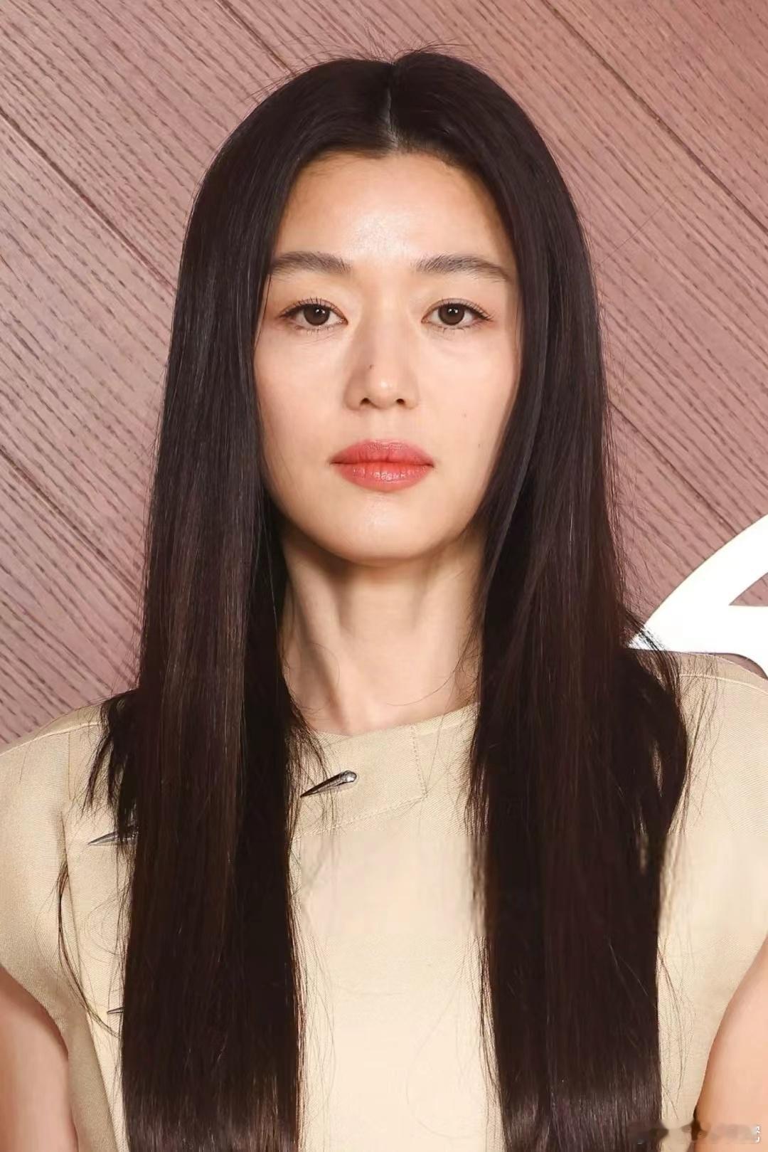 没想到红了这么久的全智贤，居然第一次在她身上看到性缩力？不是因为她43岁年纪大了