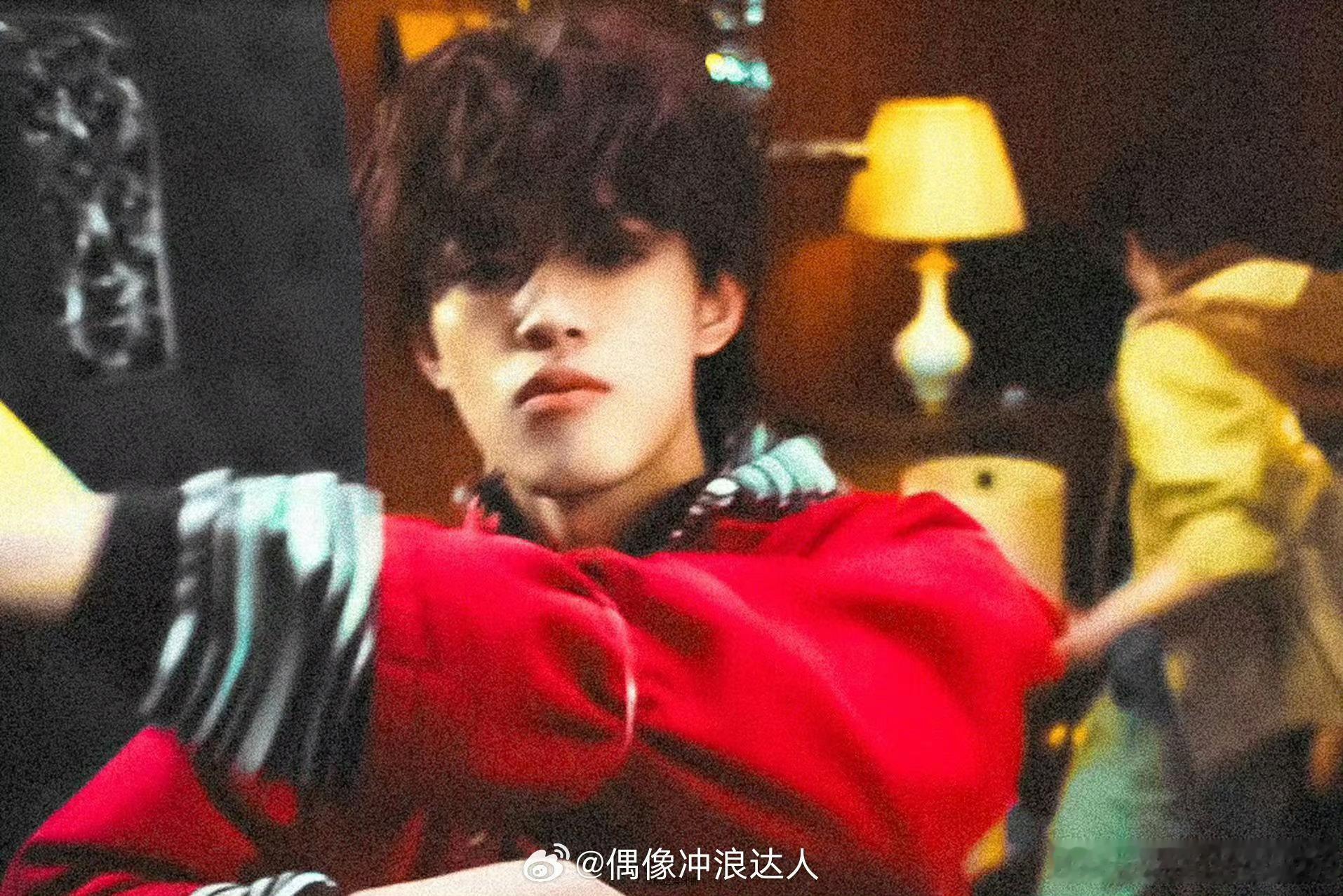 张极新歌MV镜头时长七秒镜头全程高能无废帧，慵懒卷棕发自带美式少年感，张极仅凭短