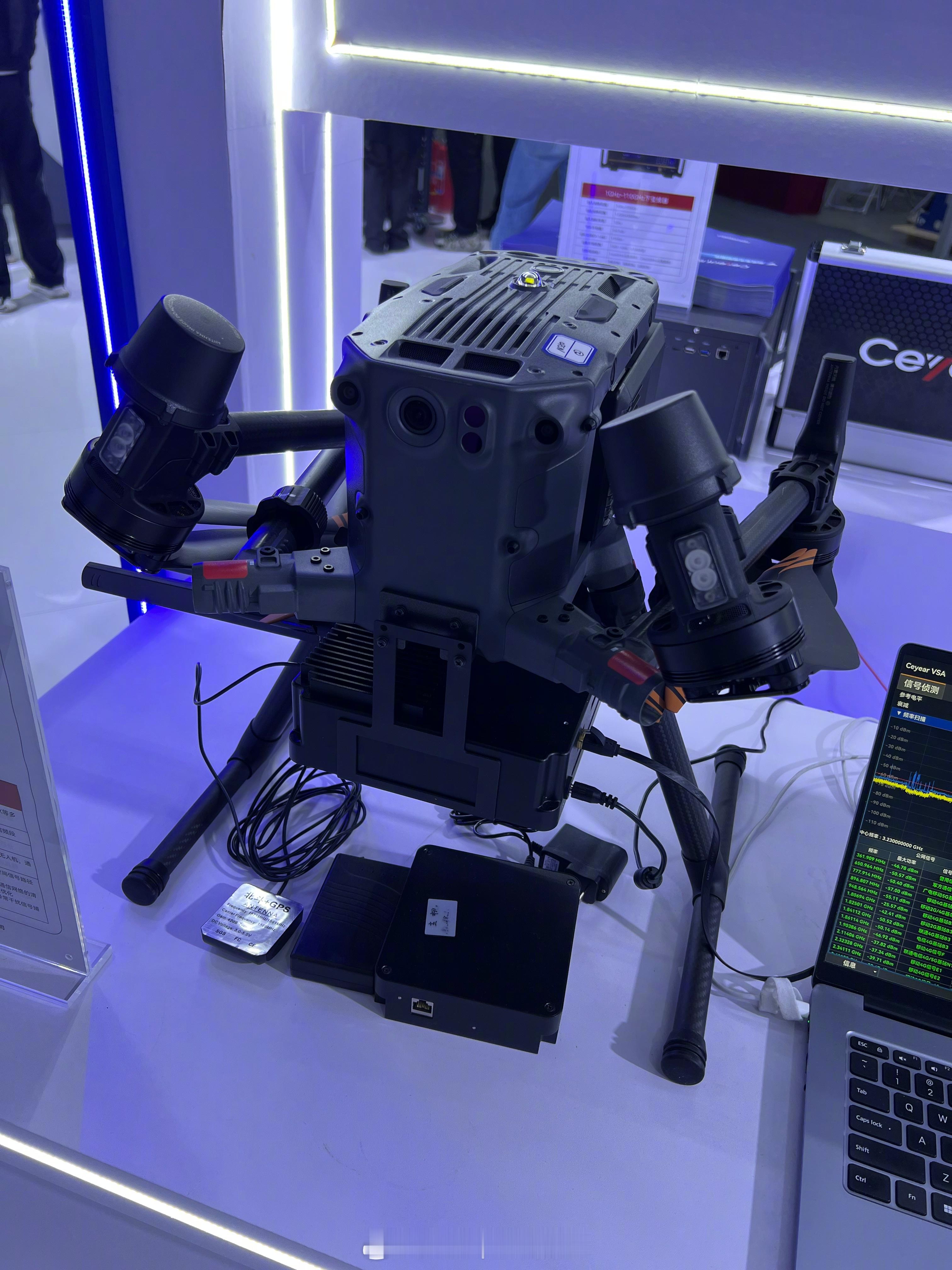 雷达未来大会感知未来无处不在的雷达科技 这是中电科思仪科技的一套“低空无人机通信