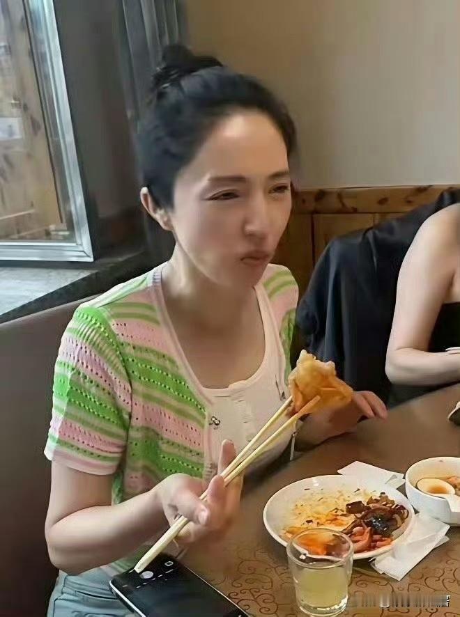 其实董璇应该很幸福，别看这二婚老公面相不咋地，不过董璇状态真实在这了，生图下董璇