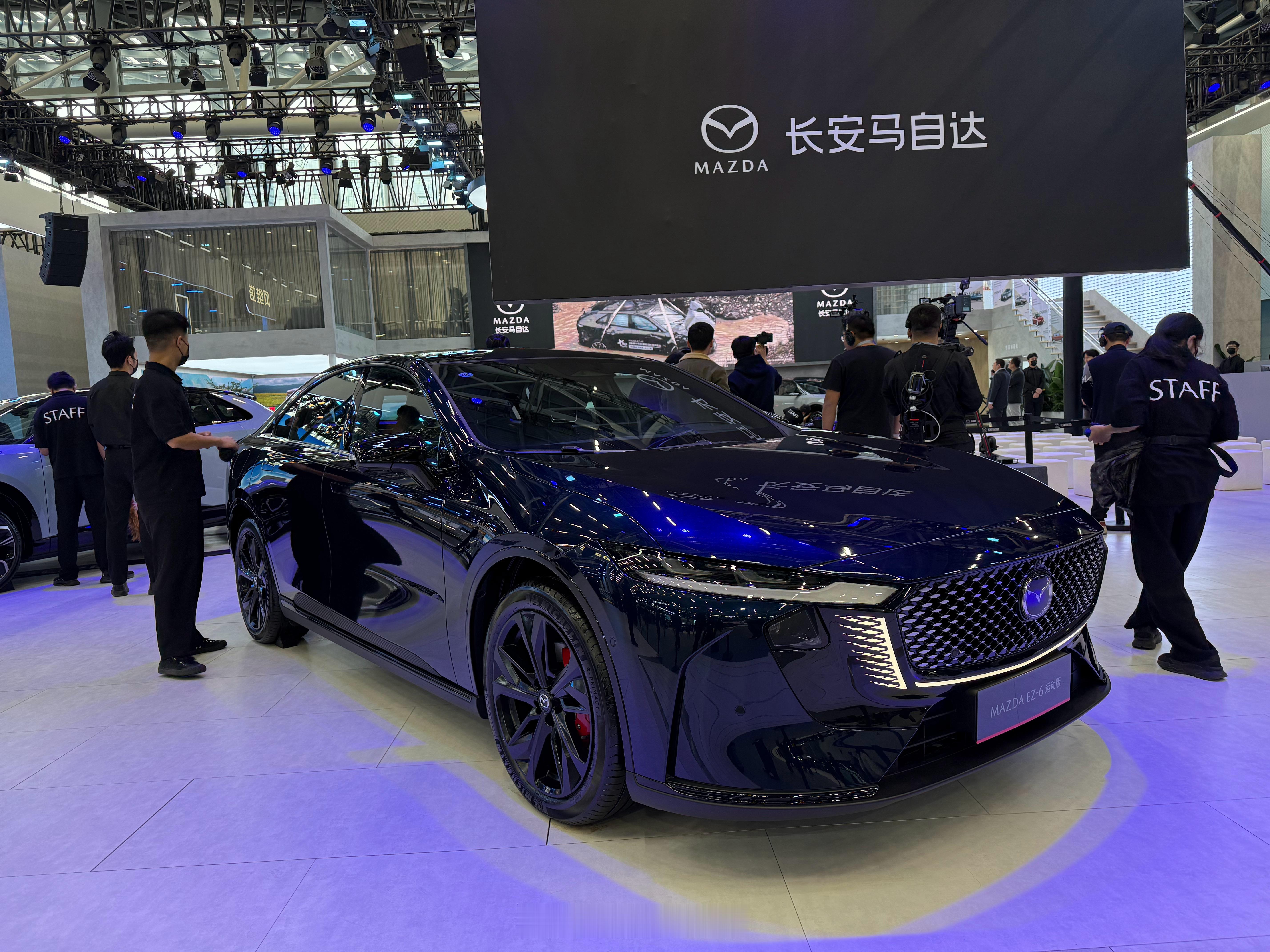 真不是唱衰马自达但我在车展看到马自达展台真实的心理活动就是:还好，马自达还在！你