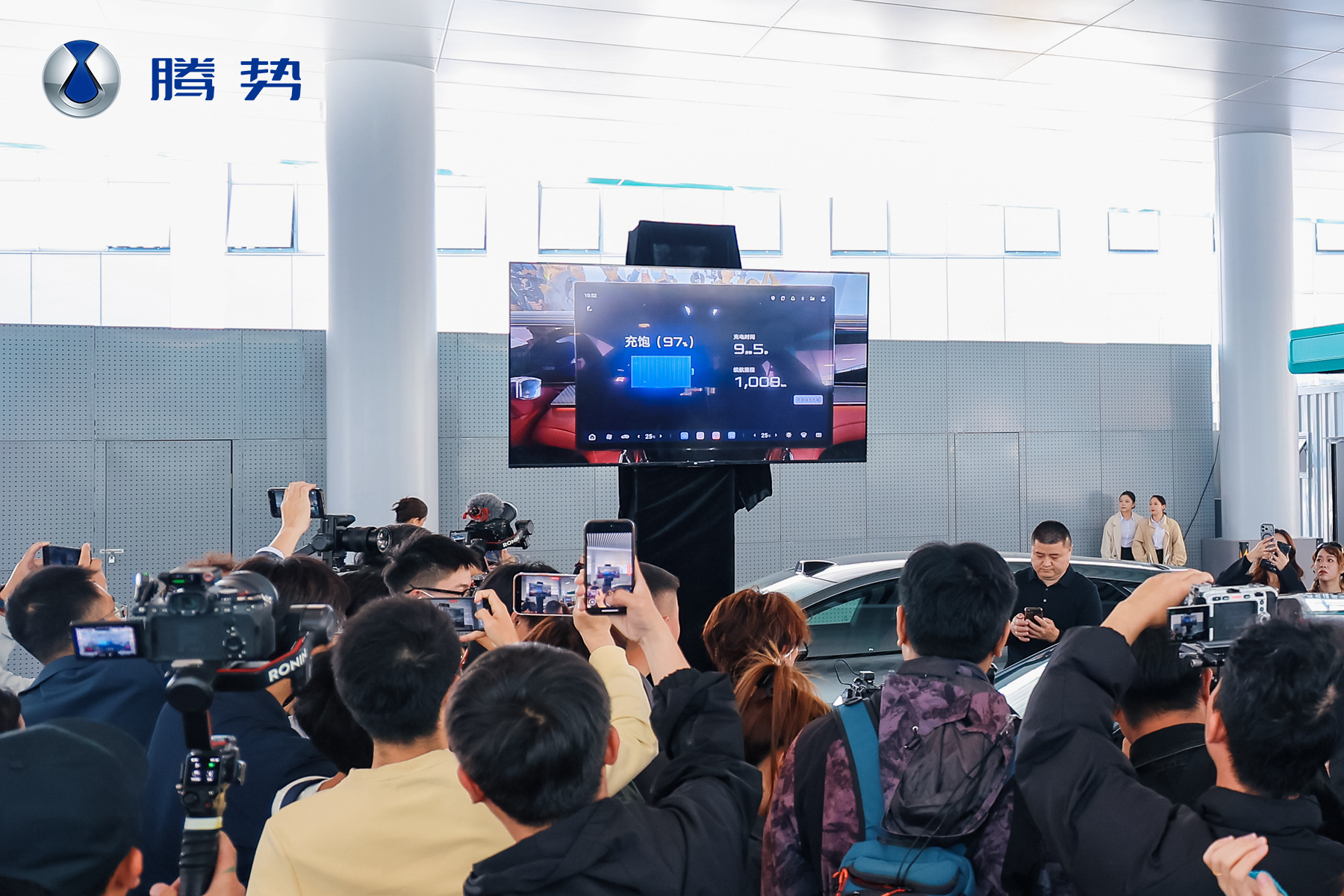 我们的第二代刀片电池及全球最快充电速度的闪充技术，以及全球最长纯电续航里程车型，