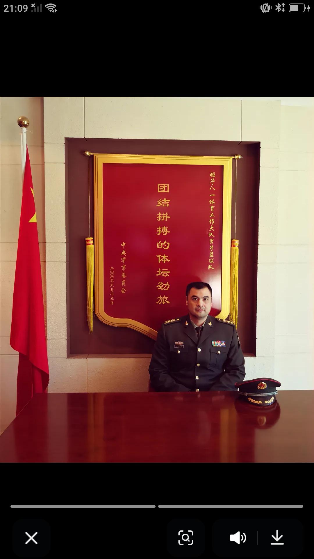 昨天中国男篮名宿，中国篮球名人堂成员，战神刘玉栋更新社媒，晒出昔日着装和眼望党旗