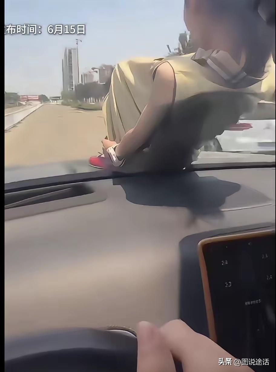 就想问一句，谁家父母能干出这事？近日，一段孩子躺在车外前挡风玻璃上的视频引发网友