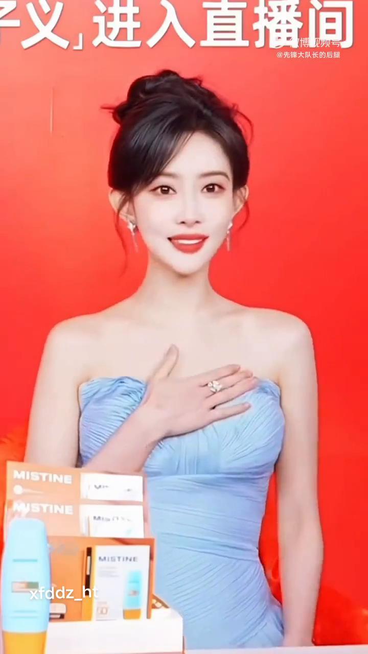 先锋大队长的后腿。
来微博，观看更多视频。