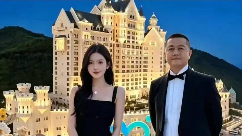 李嫣这次露面，真正让人停下来的，不只是长相变了，而是她身上那