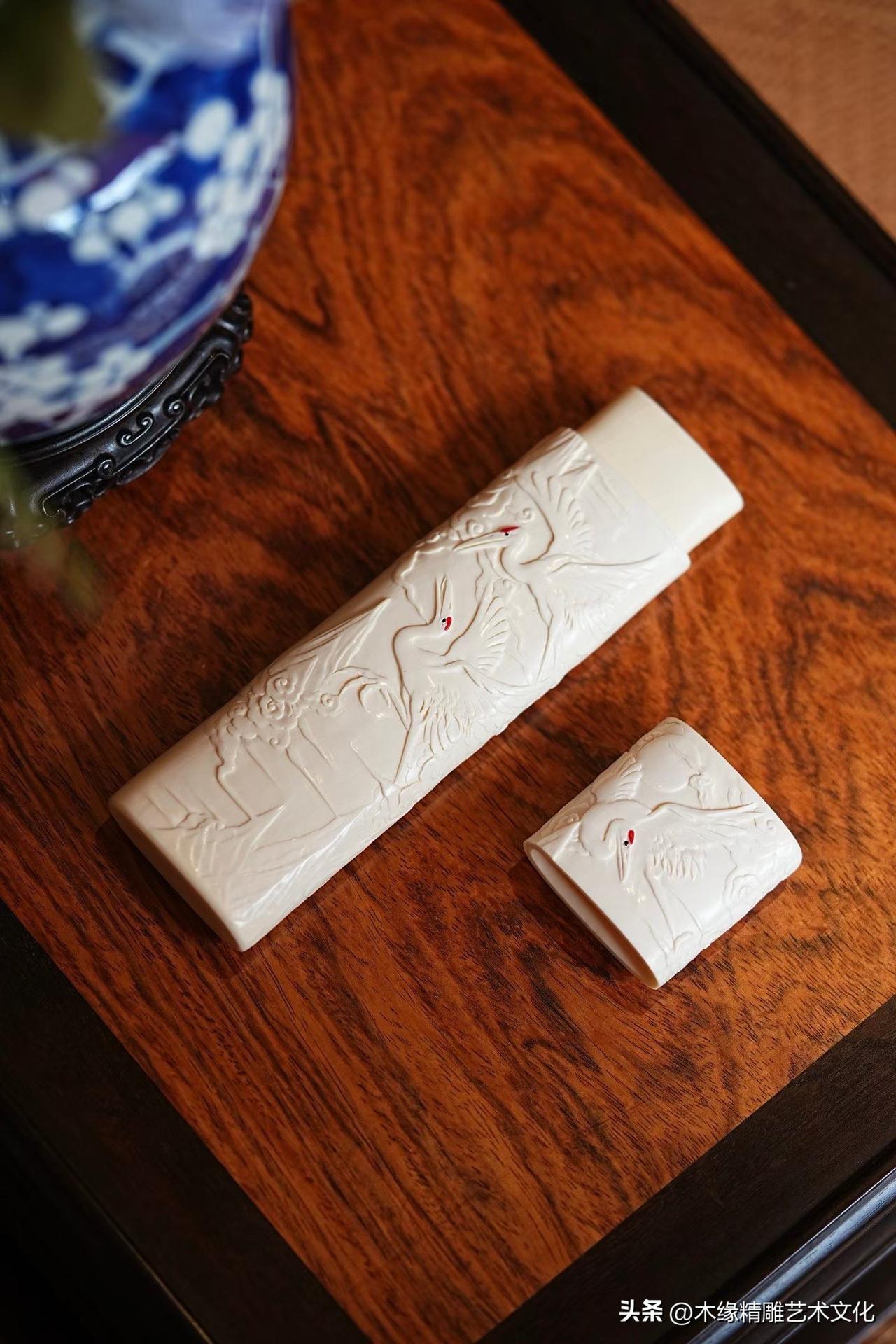 一缕清烟，一只古鹤，便有了山林气象。

猛犸牙温润细腻，仙鹤振翅而立，羽翼层层舒