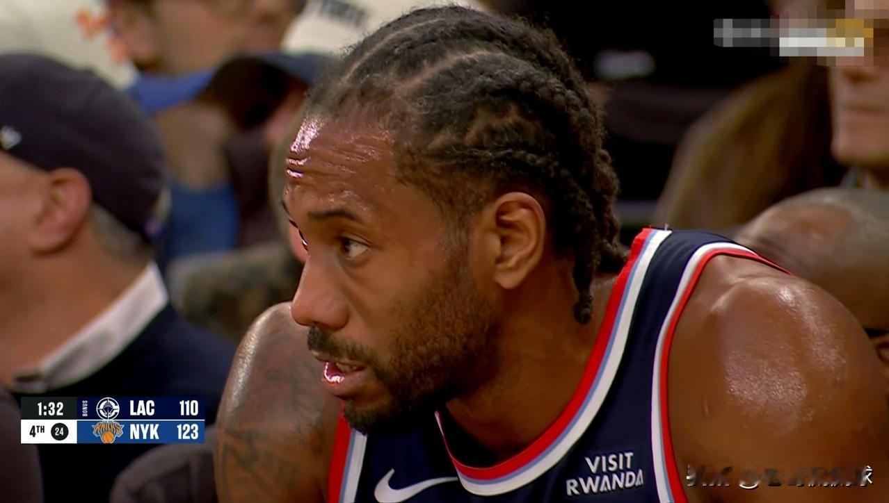 快船当家球星伦纳德真是太无奈了！在今天快船客场挑战尼克斯的比赛中，当时距离全场比