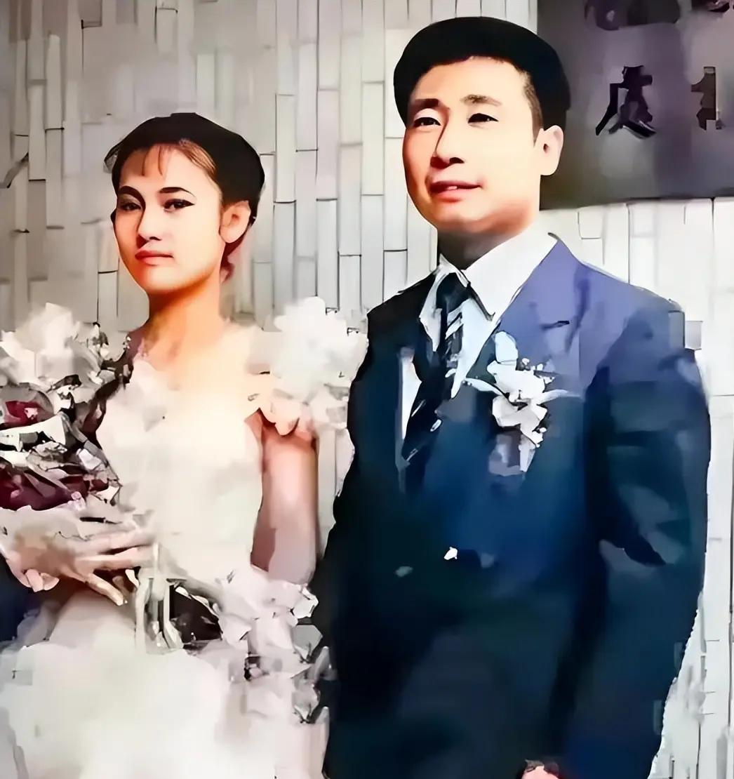 1983年，曾从大陆叛逃到台湾的飞行员结婚了，婚礼上，他笑得非常开心，而身旁的年