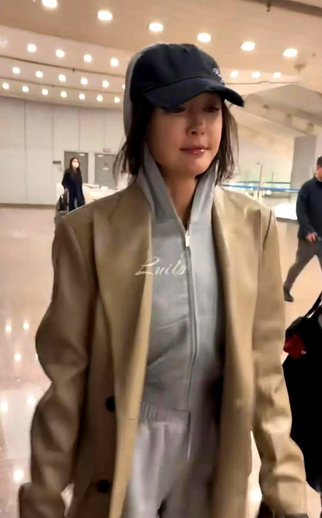 40多岁秦岚素颜排队，一个动作让前面小姑娘愣住。
 
前面小姑娘的奶茶快倒了，一