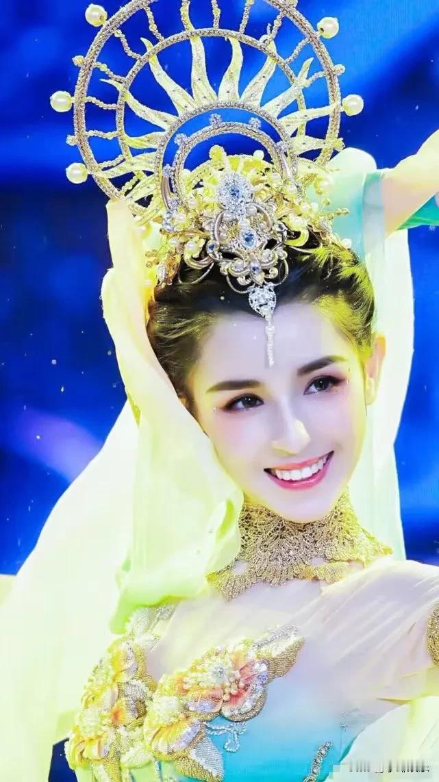哈尼克孜是真的好看啊！还记得她跳敦煌舞时，那是真如天仙一样！美丽又柔和，却在《终
