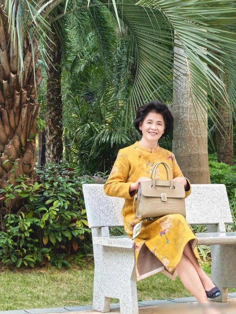 这样一件简单的姜黄色印花改良旗袍，有一种返璞归真的岁月感，它纯朴素雅的纯粹，利落