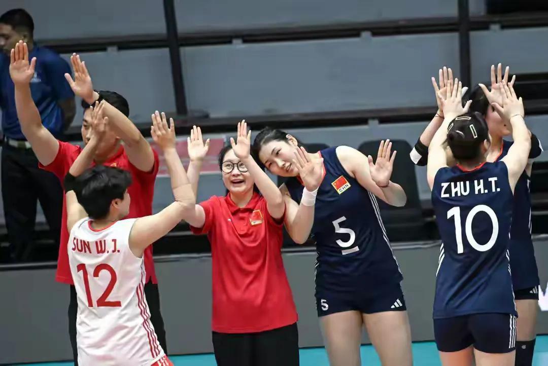 **中国U21女排四战全胜晋级16强 末轮决战美国争夺小组头名**  

在U2