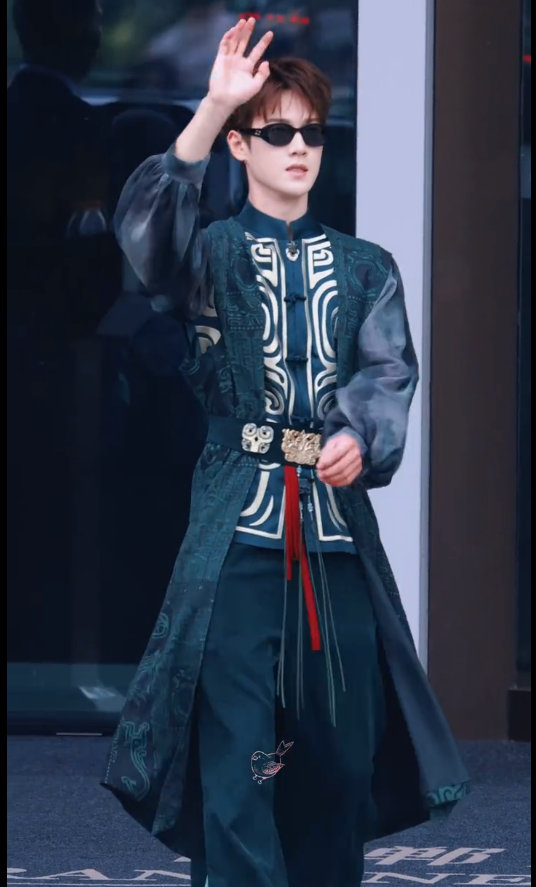李昀锐神兵小将 李昀锐青铜纹古装墨镜造型李昀锐神兵小将来啦，李昀锐青铜纹古装墨镜