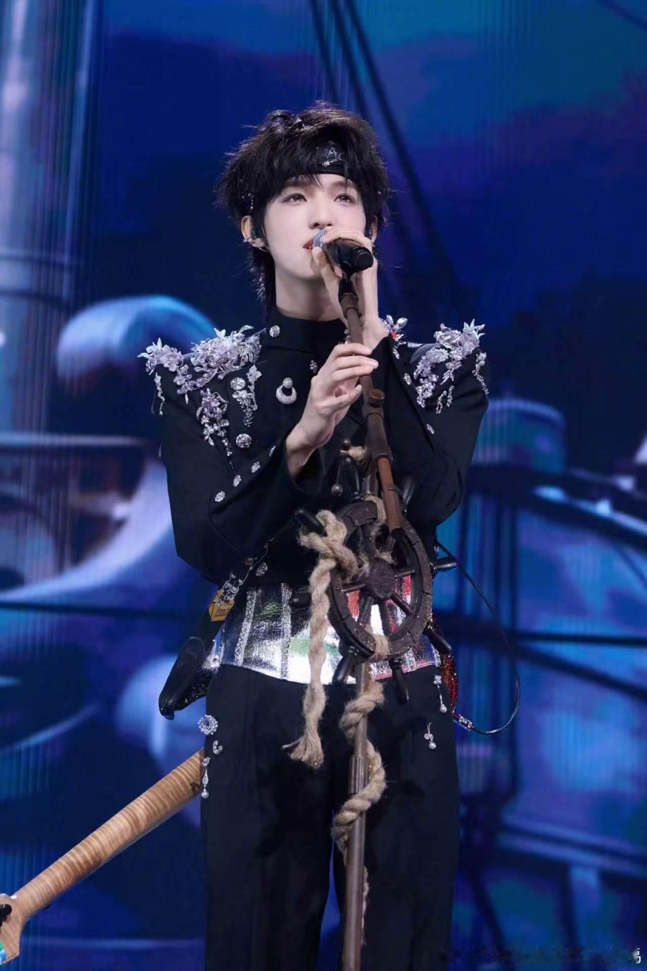 张泽禹生日无预热岁月悄无声息，成长不疾不徐。爱从不会缺席，只为你一人奔赴。 