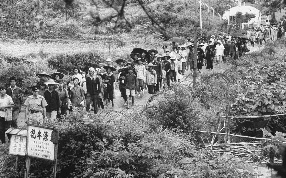 1949年10月深圳获得解放，中英双方从1951年便封锁了边界。从20世纪50年