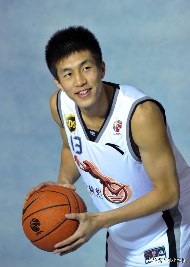 网传辽篮新大外援敲定后，竟有意身披13号战袍，这事儿实在让人意难平。

郭艾伦身