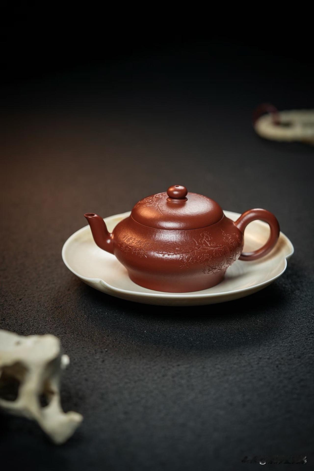 全手工紫砂壶，商家指着“刮底纹”说是泥凳纹？

今天有位壶友火急火燎地找到我，满