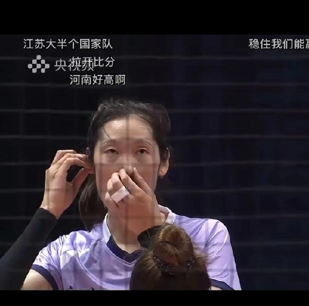 有惊无险，朱婷差一点又受伤了
朱婷率河南女排再战云南女排
前两局打成1：1平。第