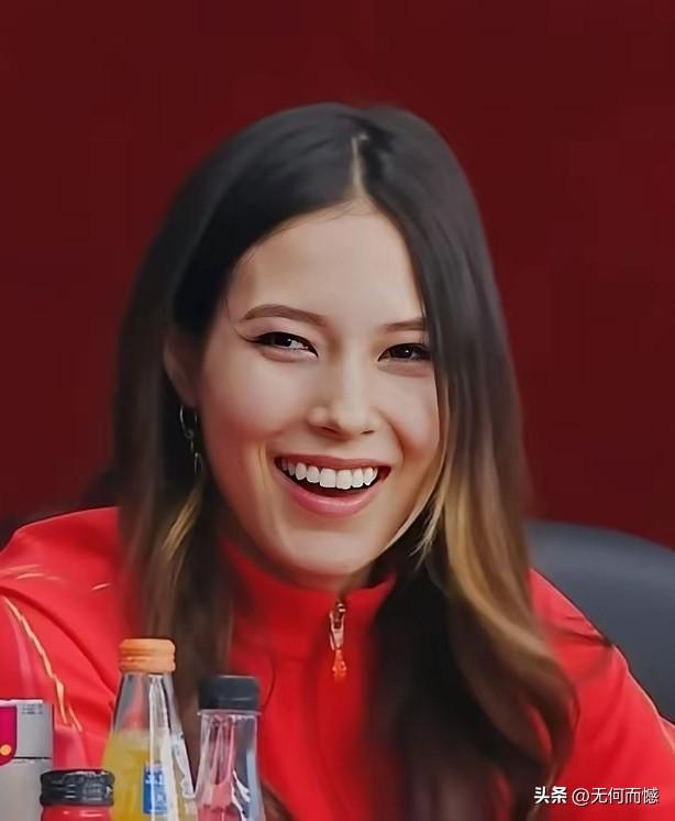 谷爱凌和母亲参加了北京女排赛，她们坐的位置应该是嘉宾坐的位置，对这娘俩来说，应该