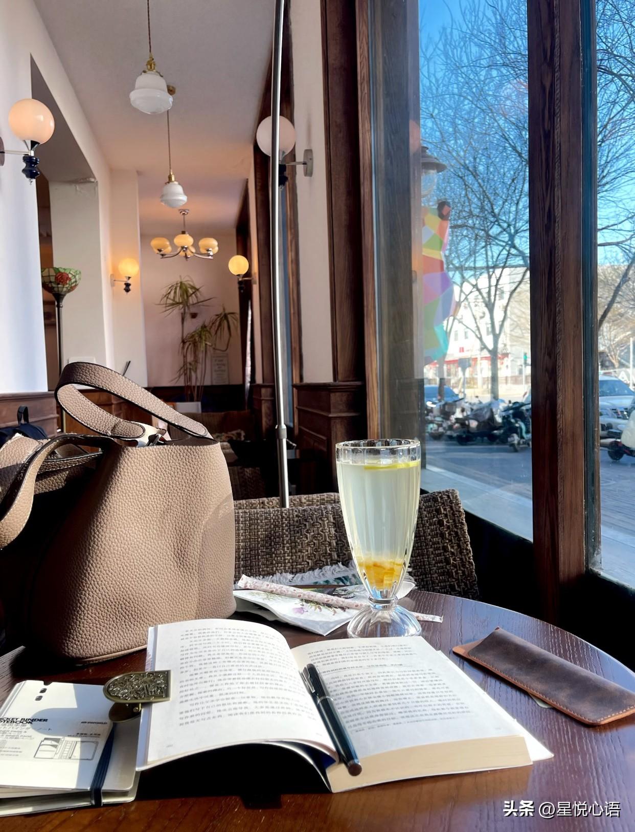 我越来越相信这个规律：上升期的生活，本就该像训练一样专注，别围着社交瞎转悠。
