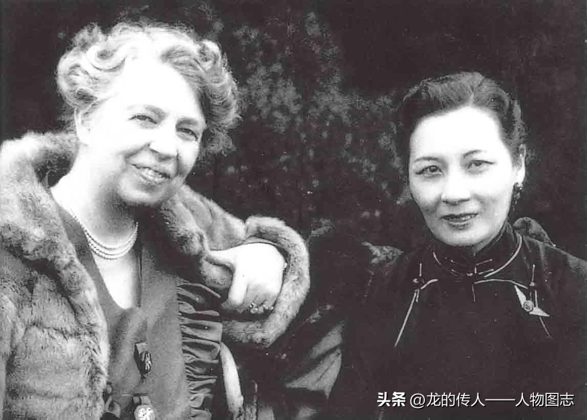 宋美龄与美国总统夫人埃莉诺·罗斯福在白宫南草坪前合影