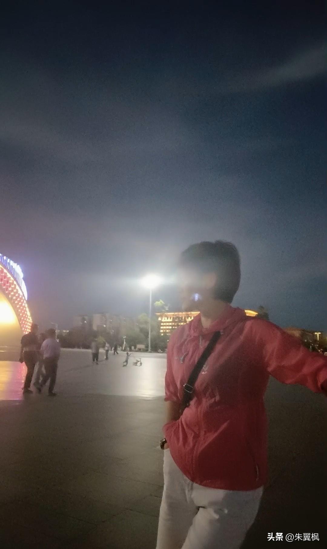 平日里喜欢沉浸于自己的一方小院，无事不喜欢在街道上溜达。尤其是夏天的夜晚出来散步