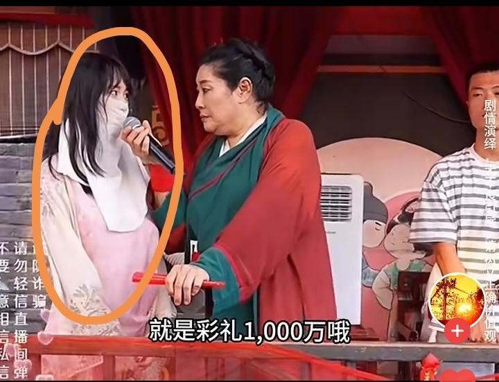 相亲舞台上，一个女孩戴着白色的面纱上台相亲！她说她的脸只给欣赏她的人看！还说她特