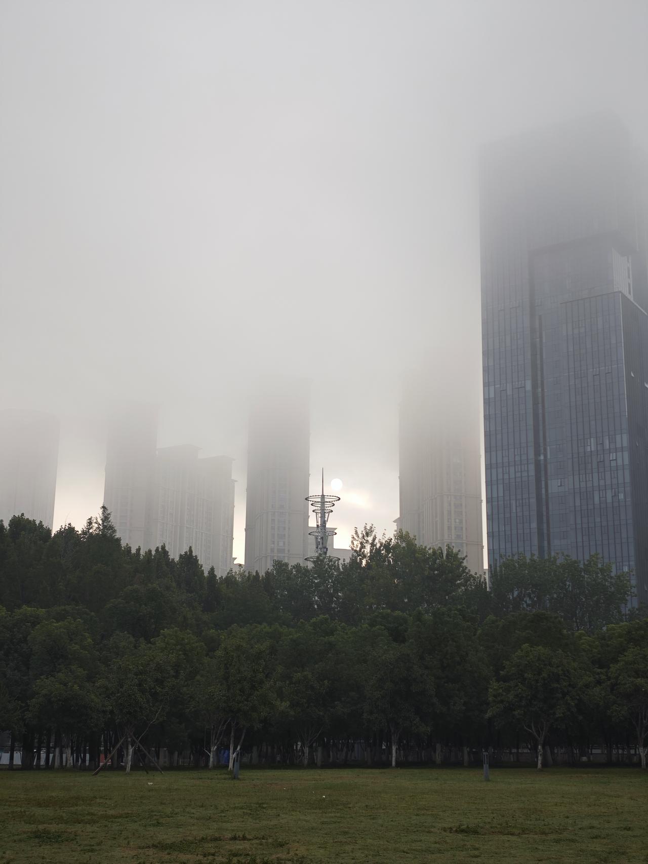 说詹姆斯是彻头彻尾的商人一点没错。普通球员到35岁左右就退役了，可詹姆斯40了还