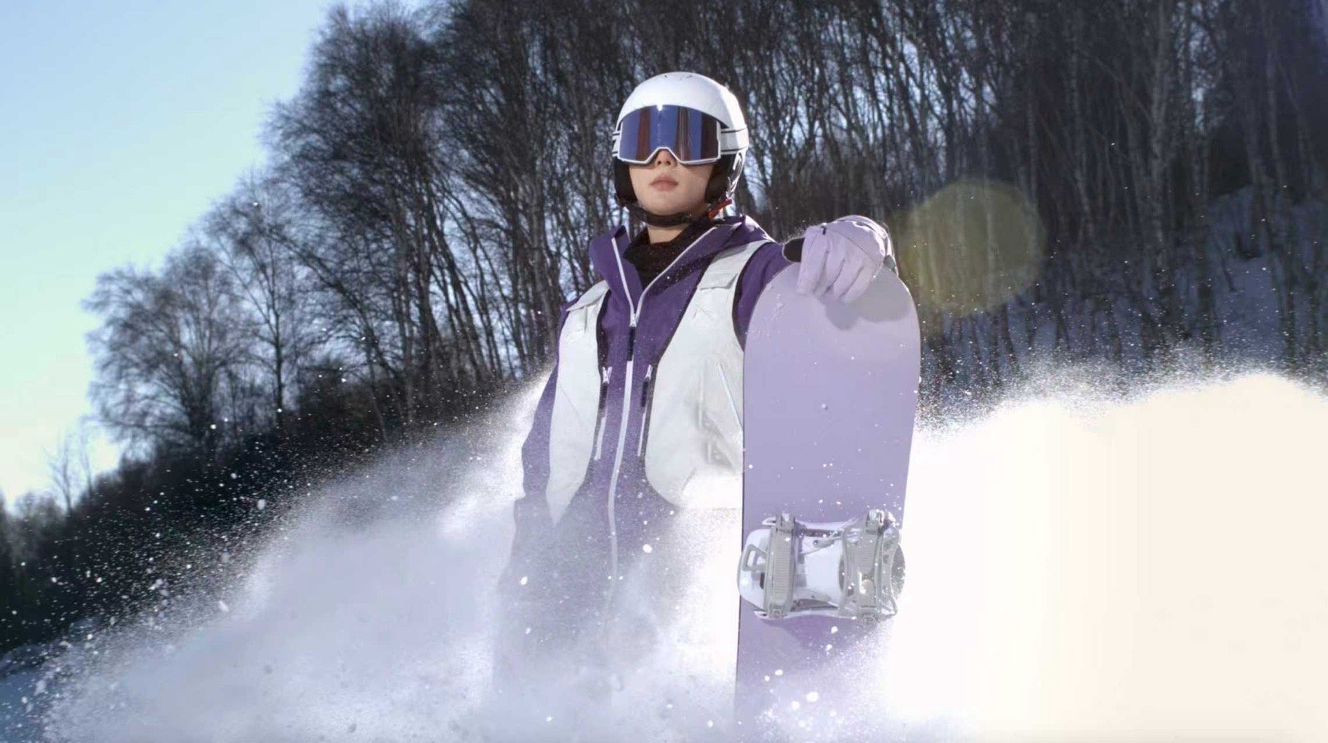 想坐上王安宇的副驾看王安宇滑雪Vlog，重点逐渐走偏。那辆灵境紫的EC6太醒目了