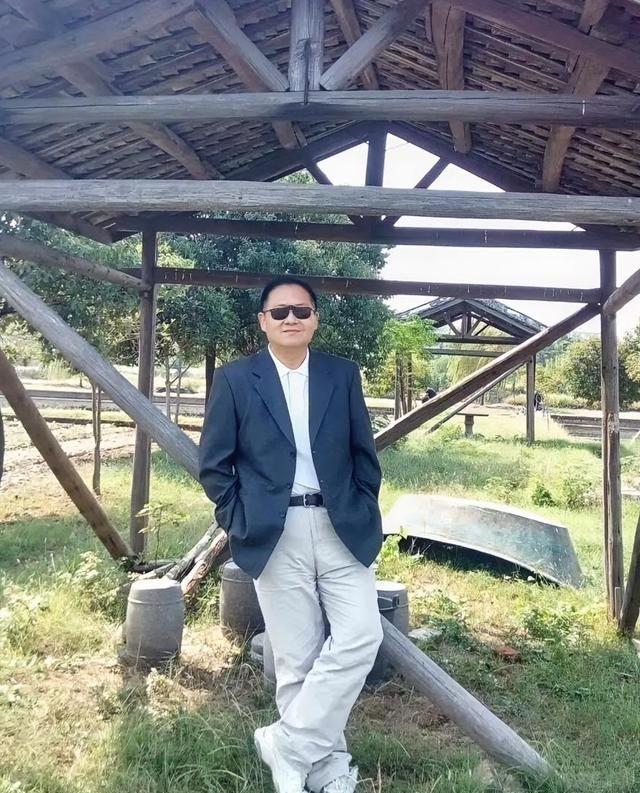 好不容易上岸，60岁开始了人生下半场，再也不去折腾，也耗不起。
可现在有个挺反常