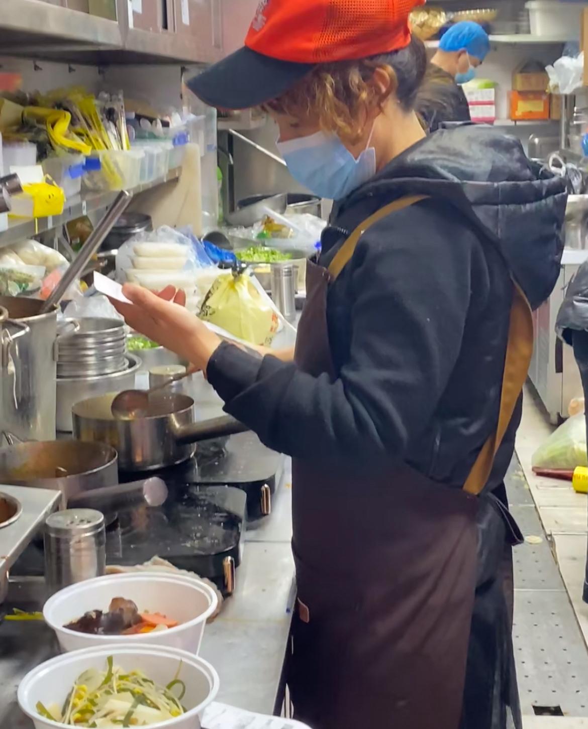 正是中午的饭点，一名戴眼镜的女子却在某单位门前的桌子上，直接拿起了4份外卖就要走