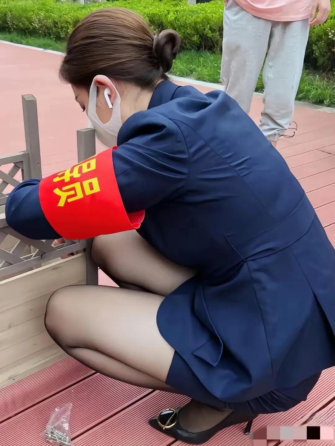 小区的物业小姐姐，真的是全能呀。

摆放在小区里面的桌椅，开始松动烂了，作为小区