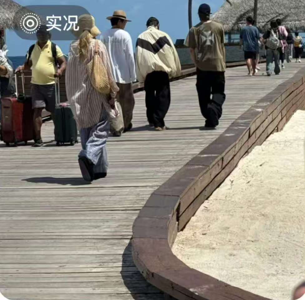 网友w岛偶遇丁程鑫刘耀文丁程鑫刘耀文马尔代夫游玩被偶遇网友w岛偶遇丁程鑫刘耀文，