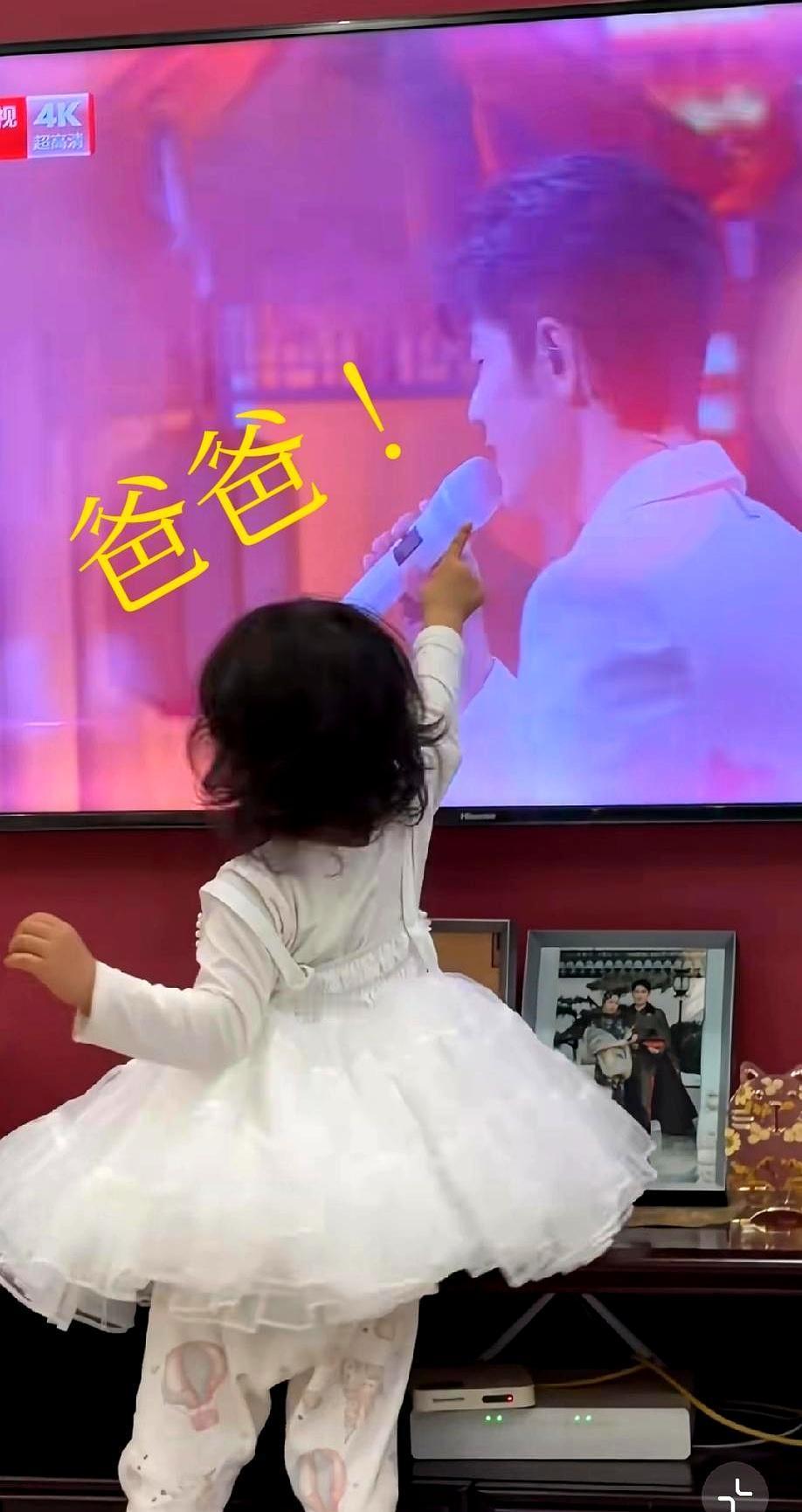 电视剧一播完，我女儿直接不认我这个亲爹了。
 
1岁的小红豆，生病打针只要看一眼