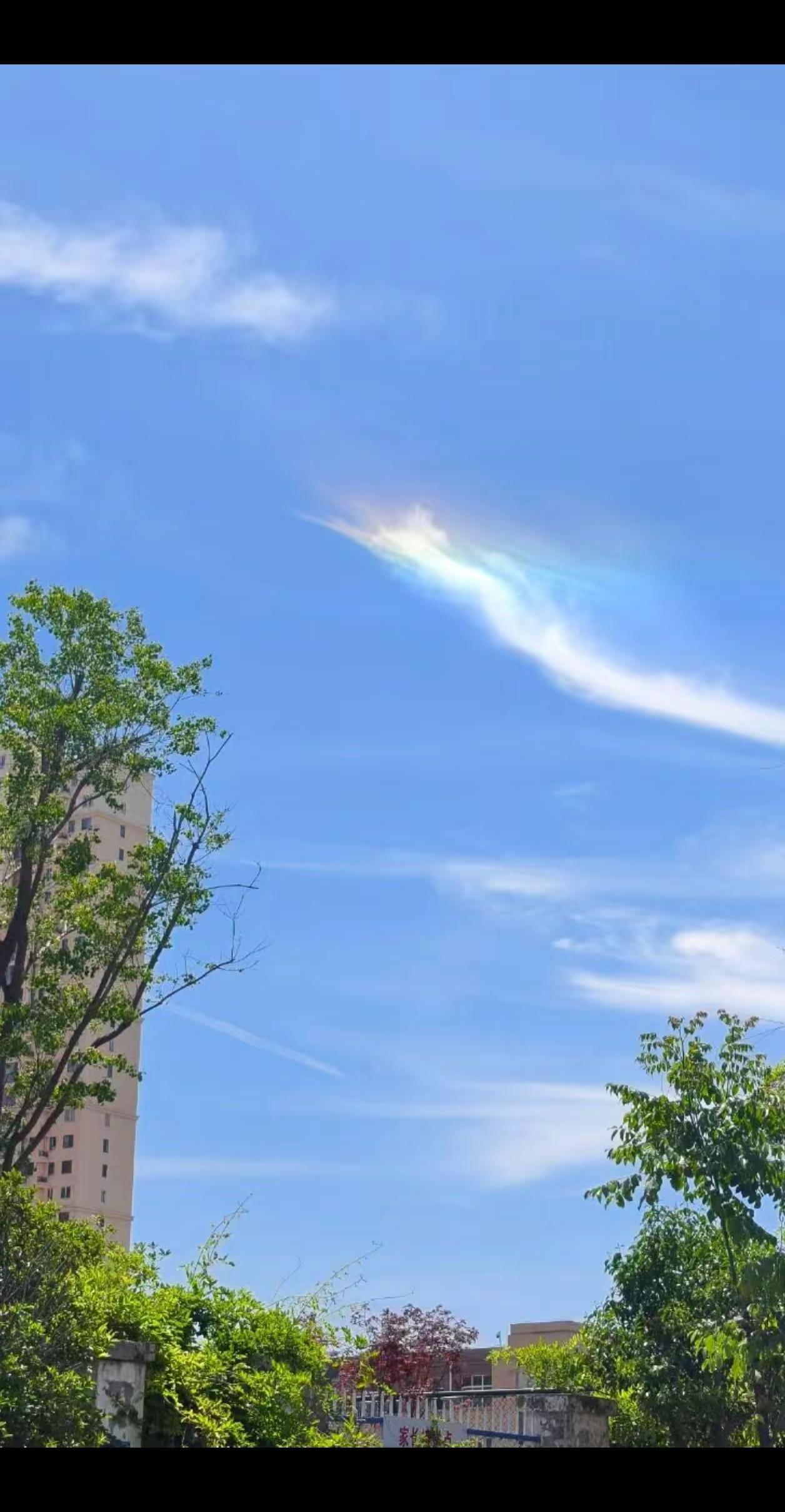 5月8日，宿州市上空出现“七彩火彩虹”的罕见天象，见者好运哟！你们也看到了吗？奇