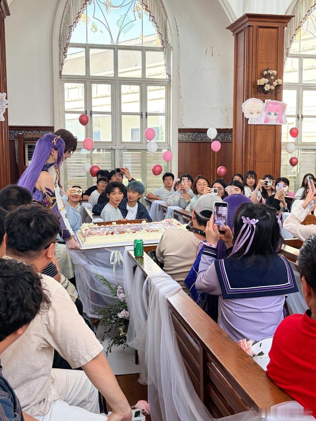 神印王座国漫最夯线下婚礼递过花束的手很轻，祝福的声音很轻，但心里的重量却沉甸甸的