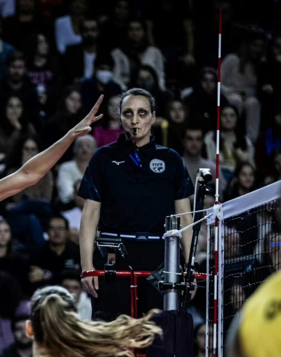 黑眼圈裁判🇷🇸斯坦尼斯拉瓦作为一裁执法今天晚上意大利女排vs美国女排 [话筒