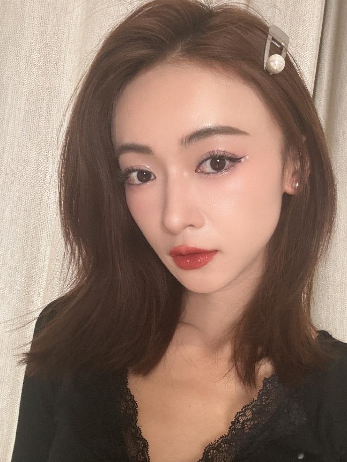 #吴谨言自己化的妆# 《墨雨云间》里珍珠妆出圈，吴谨言自己给自己化了珍珠妆，大家