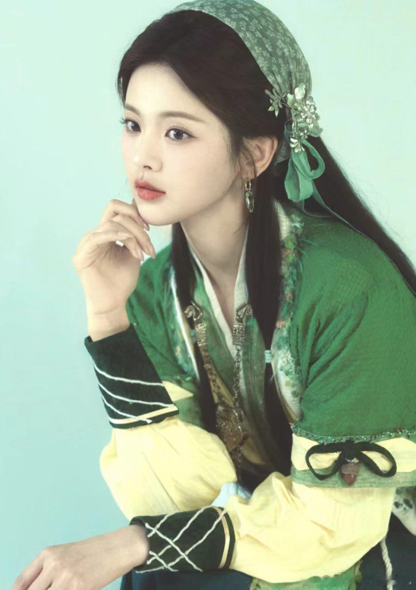 杨超越帮张凌赫穿衣服金靖说张凌赫披个麻布都帅开始推理吧 张凌赫这太子当得真舒服，