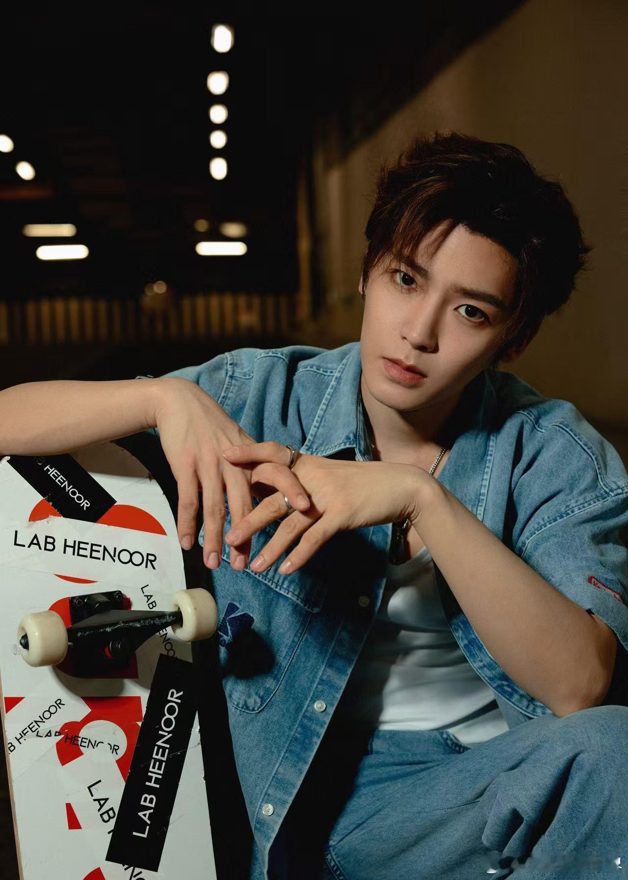 侯明昊不只是演员也是歌手 演戏是惊喜，唱歌是初心，男团出身的侯明昊，在音乐上的实