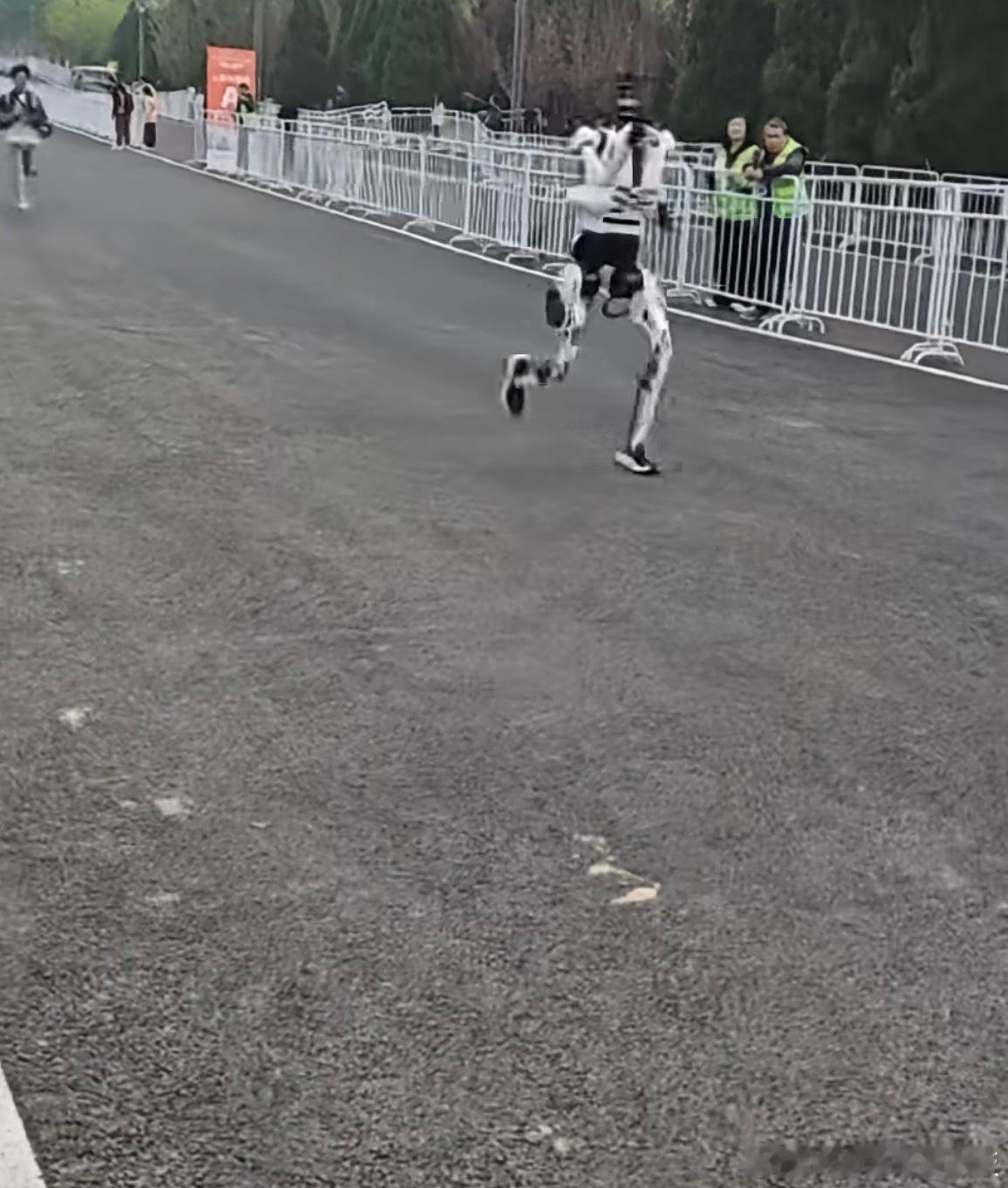 最近老刷到机器人跑步的视频，机器人在前面跑，技术人员拿着电脑、控制器在后面追。哭